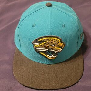 SIZE 7 3/8. JACKSONVILLE JAGUARS NEW ERA FITTED HAT.